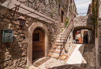 B&B Milleunapietra Romantic Guest House allows 18 year olds to book a room