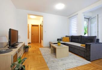 Lion Apartment - Belgrade has rooms with a private hot tub