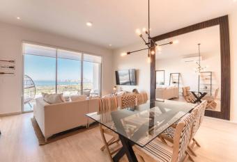 Vista Luxury Chef, Transportation & Masseuse has Balcony rooms