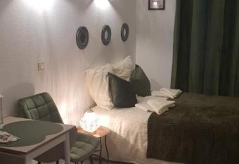 Disneyland Paris / Cozy Studio 3 min from Metro RER A has rooms with a private hot tub