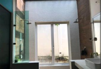 Habitaci  n con vista a la piscina allows 18 year olds to book a room