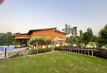 farmhouse 135 has Balcony rooms