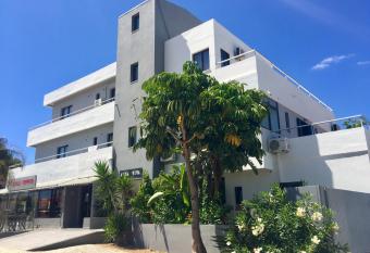 Agua Viva allows 18 year olds to book a room