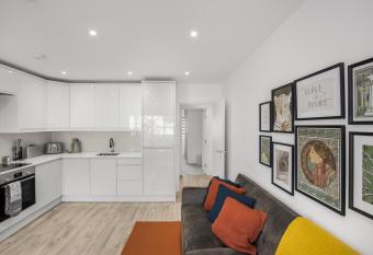 Star London Vivian Avenue 2- Bed Abode allows 18 year olds to book a room