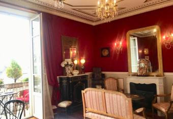 VICHY LUXE NAPOLEON III has Balcony rooms