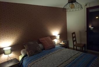 -- Le Refuge,    50 m  tres de la Gare -- has Balcony rooms