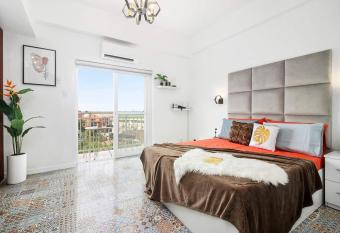 Hyllia by J&J (Near Airport . Wifi . Netflix ) has Balcony rooms