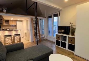 Airport Gate 25 has Balcony rooms