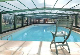 CHALET PISCINE COUVERTE/JARDIN/TERRASSE has Balcony rooms