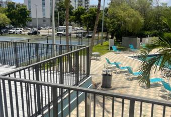 Miami 2 luxury bedroom condo has Smoking/Balcony rooms