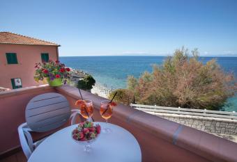 Hotel Sardi has Balcony rooms