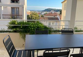 Terrasse plein Sud - chaleureux en centre ville has Balcony rooms