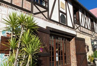 Domaine du Cellier de la Couronne has Balcony rooms