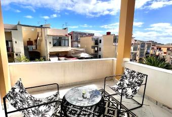 RaRoom Champagne has Smoking/Balcony rooms