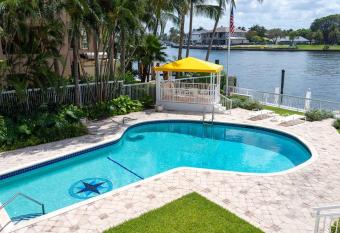 Studio- Sleep 2,Pool, Parking,5min walk to Beach has Balcony rooms