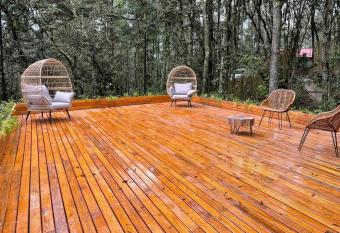 Chalet nordico enmedio del bosque has rooms with a private hot tub