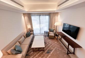 Luxurious 3 bedroom apartment with beach and pool access has rooms with a private hot tub