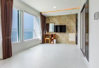 Aewol Oceanstay has rooms with a private hot tub