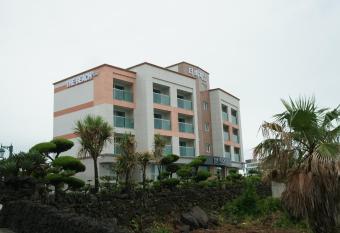 The Beach Pension has Balcony rooms