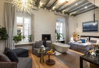 La Vita e Bella VI, Luxury Suites in Dubrovnik Old Town allows 18 year olds to book a room