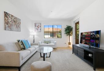 Lovely 2-bedroom apartment with free parking has Balcony rooms