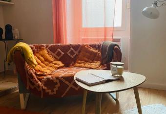 Coquet studio coeur de ville au calme has Balcony rooms