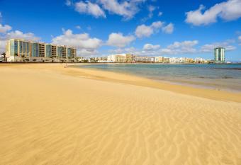 Lanzahost REEF XXI - Playa Reducto allows 18 year olds to book a room