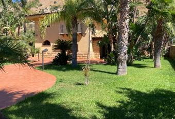 Villa con giardino allows 18 year olds to book a room