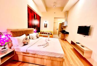 Senorita Gaur City has Balcony rooms
