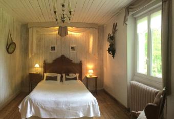 L   le    Reflets has rooms with a private hot tub