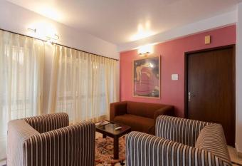 HANDMADE HOMES HAZRA: 2 BED APARTMENT AT KALIGHAT has Balcony rooms