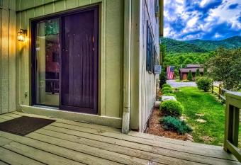 63 Elk Lodge in the heart of Maggie Valley easy winter paved access road has Balcony rooms