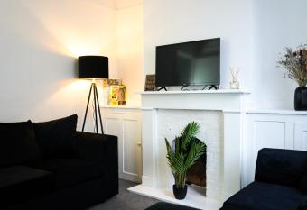 Victorian Town house in Canterbury City Centre allows 18 year olds to book a room