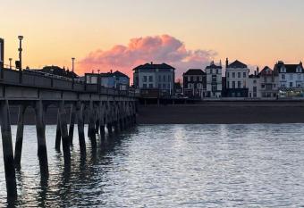 Fab Stay UK - Book this Coastal & Country Retreat - Apartments minutes from Dover & Deal allows 18 year olds to book a room