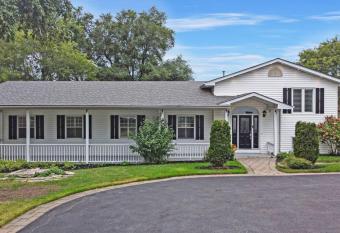 Luxury 5 Bedroom Home has Balcony rooms