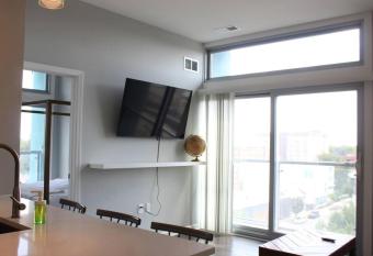 Charming condo+balcony +free parking has Balcony rooms