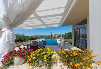 GIULIVETO Bed and Breakfast allows 18 year olds to book a room