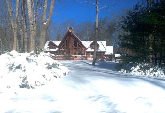 Rustic, Romantic, & Spacious Log Chalet has Balcony rooms