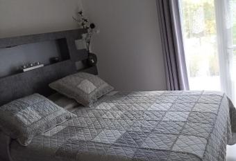 Chez St  phane et Val  rie allows 18 year olds to book a room