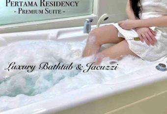 Staycation with Private Jacuzzi @ KL Downtown 1711 has rooms with a private hot tub