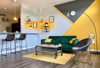 One of a Kind Luxury DTWN Apt w Gym Free Parking has Balcony rooms