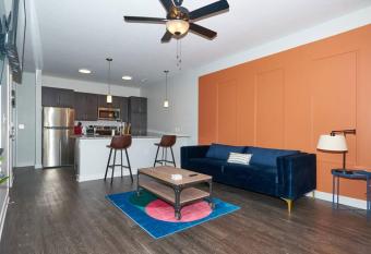 Modern Dwntwn 1 bdrm Apt Pool Gym Free Parking has Balcony rooms