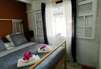 Chambre d h  te love Guadeloupe allows 18 year olds to book a room