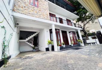 Welaratne Apartment has Balcony rooms