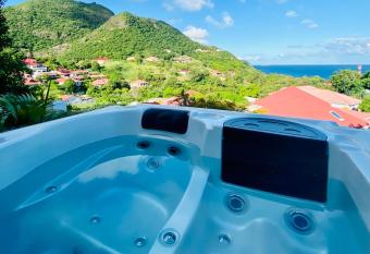 Ti karet - Charmant logement avec Jacuzzi et vue mer has rooms with a private hot tub