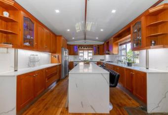 Sharods Self-catering Guesthouse has rooms with a private hot tub