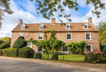 The Coach House has Balcony rooms
