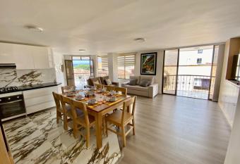 Los Profesionales Centro has Balcony rooms