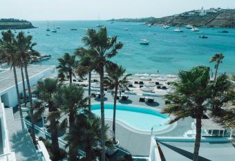 Mykonos Blanc - Preferred Hotels & Resorts has rooms with a private hot tub