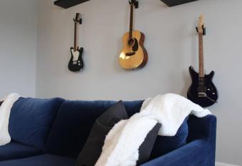 Unique 2 bedroom 2 bath Top floor Loft with a View has Balcony rooms